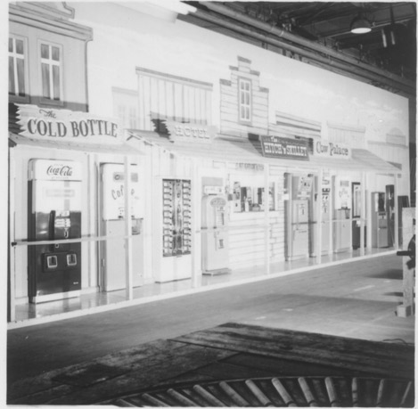 1950 год - столовая компании Vendo, полностью снабжена автоматами с мороженным, соками, водой, продуктами, молоком и кофе. На первом снимке - автоматы "замаскированы" под атмосферу Дикого Запада.