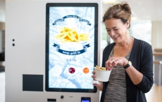 Луиза Фреско из исследовательского центра университета Вагенинген пробует первую партию картофеля.