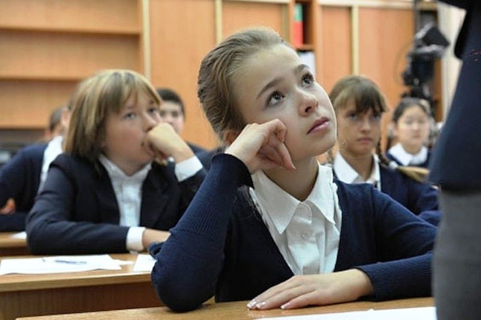 Единая Россия желает убрать из школ Петербурга торговые автоматы