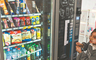 Охота на драконов кому мешают автоматы со снеками в школах