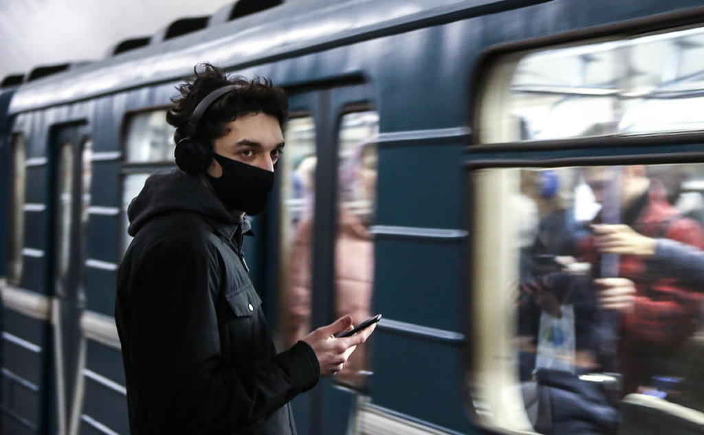Продажи масок и перчаток в метро Москвы снизились на 70%
