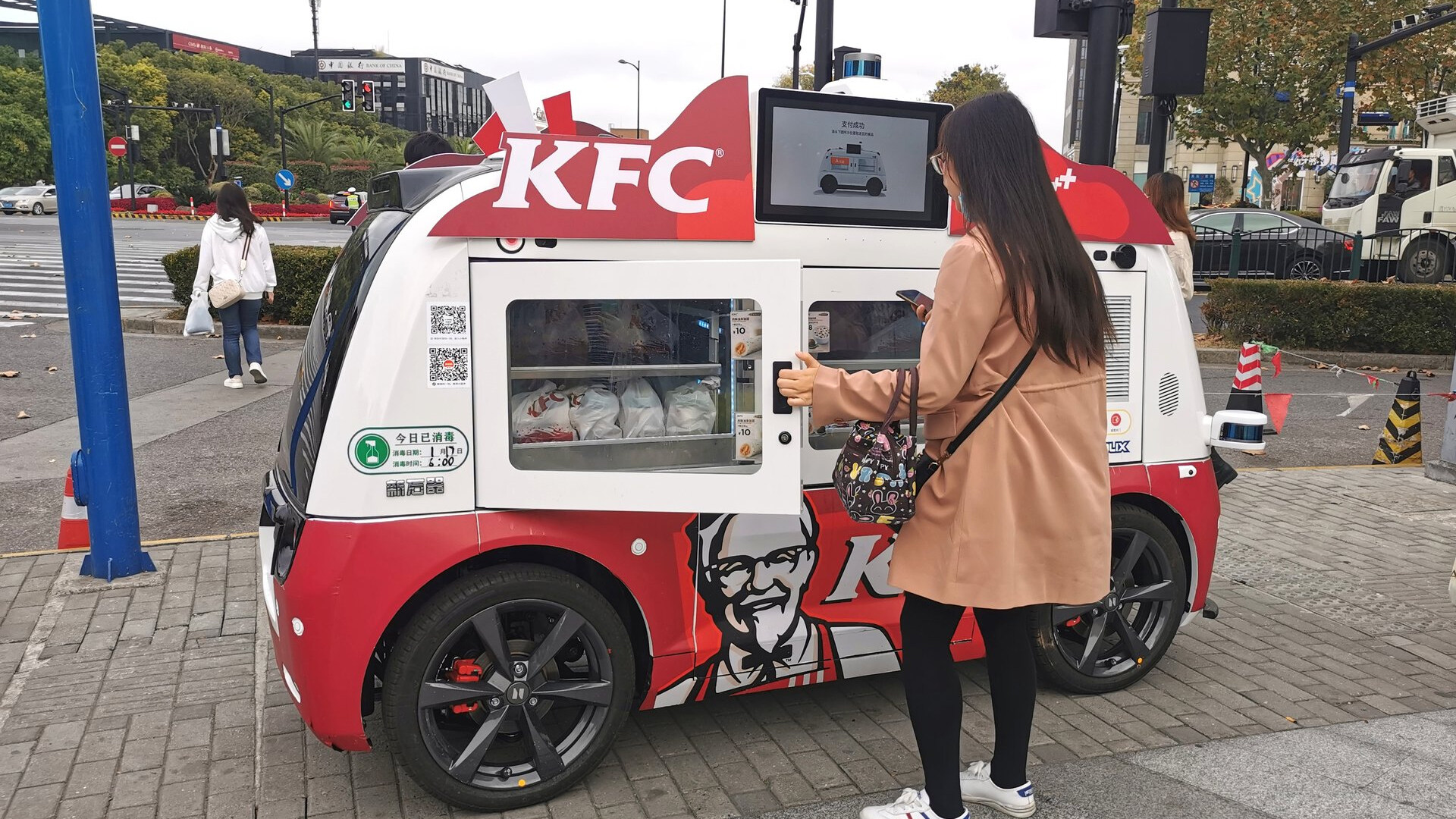 Фаст-фуд уходит в вендинг: автономные грузовички KFC в Китае вызывают  зависть!?