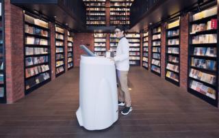 Китай показал мобильного вендингового робота самообслуживания