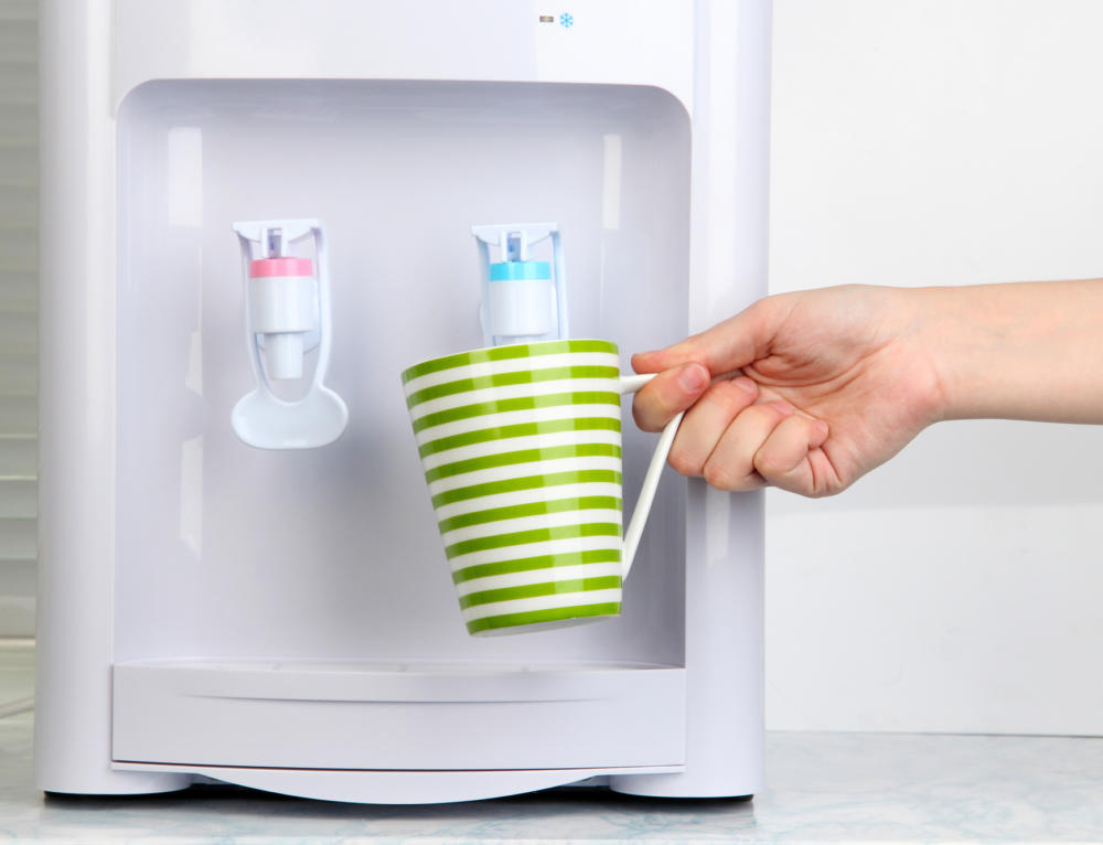 Кулер для бутилированной воды. Как часто мыть кулеры. Санитарная обработка кулера. Правила обработки кулера для воды. Кулер для воды со стаканчиками.