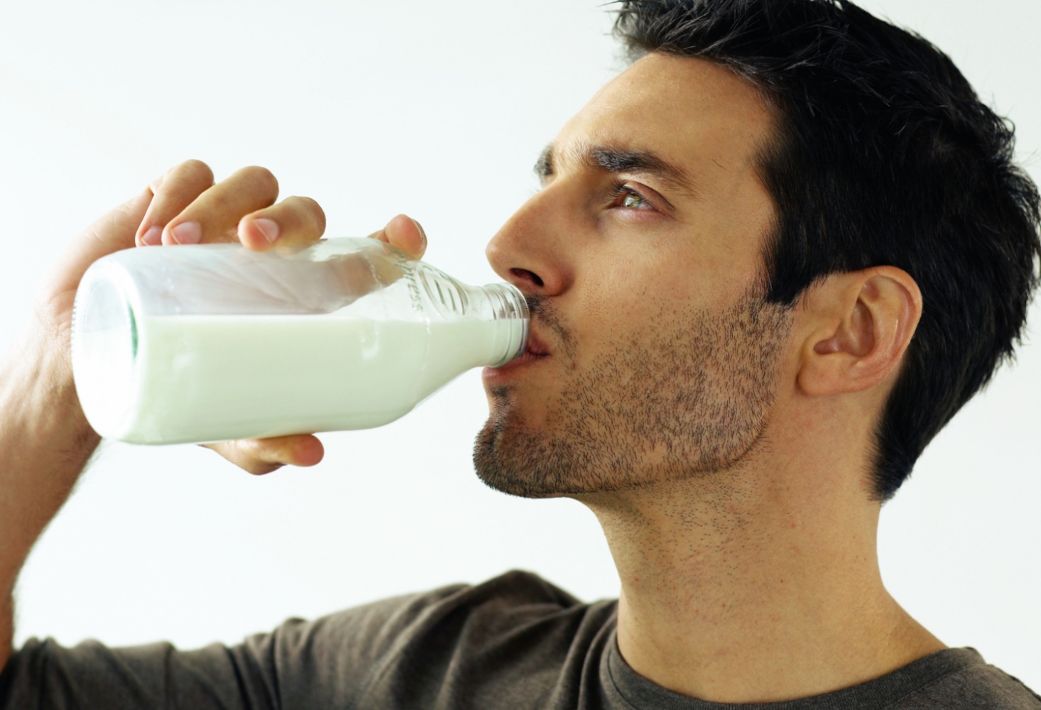 Пьют ли молоко при изжоге. Человек пьет молоко. Пить кефир. Молоко у мужчин. Мужчина пьет молоко.