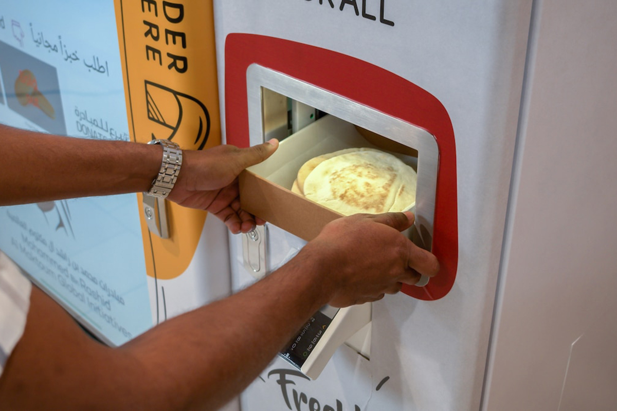 В ОАЭ установили автоматы для раздачи хлеба малоимущим