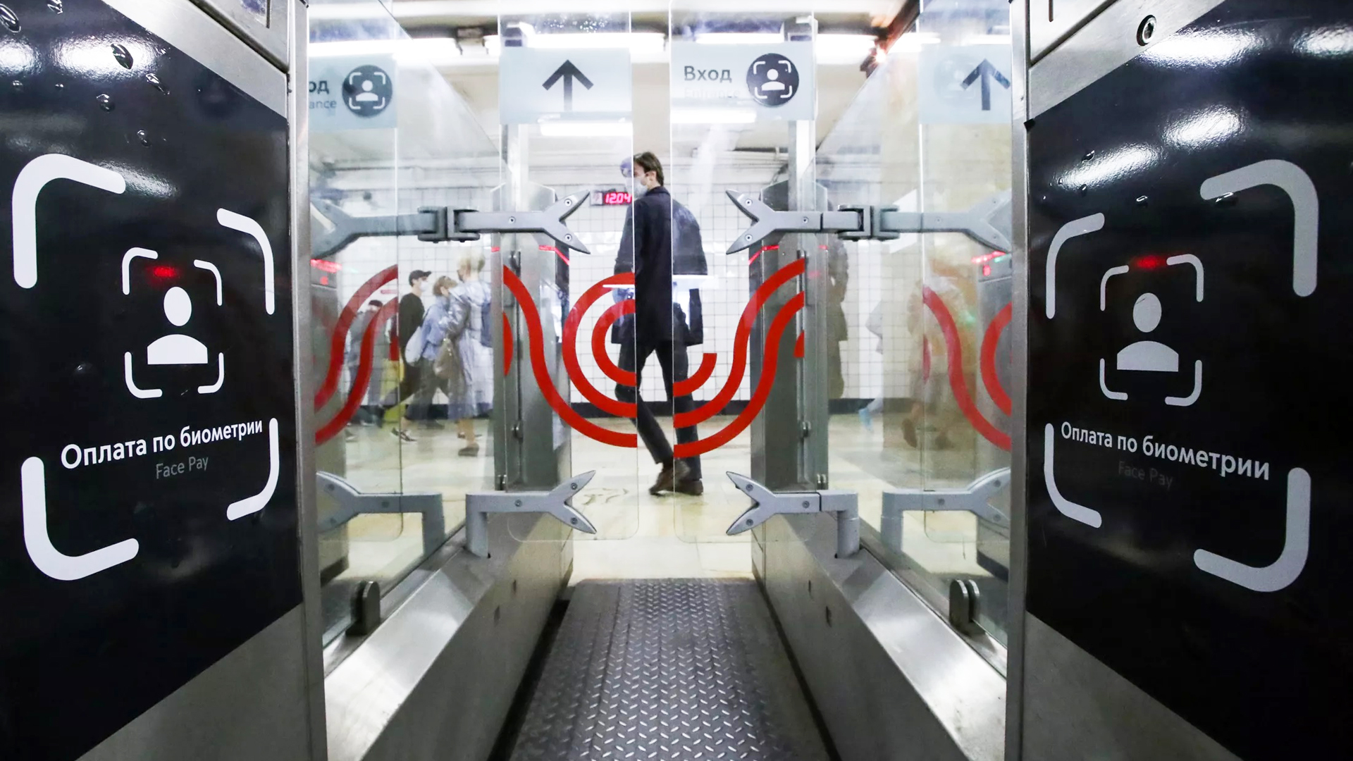 Пассажиры московского метро переходят на биометрическую оплату Face Pay