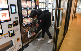 Высококлассные торговые автоматы Японии теперь предлагают икру и вагю