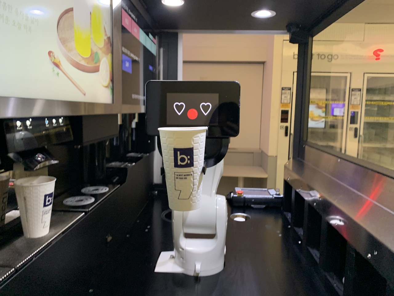 AI Robot Coffee демонстрирует передовые вендинговые технологии на базе ИИ