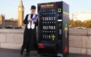 London Dungeon: торговые автоматы со святой водой, почему бы и не да?!
